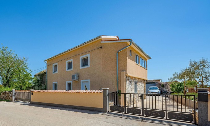 Divsici Apartment | Awesome apartment in Divsici
