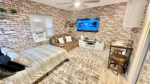 Jackson House | Awesome Apartment With 80 TV Surround Sound
