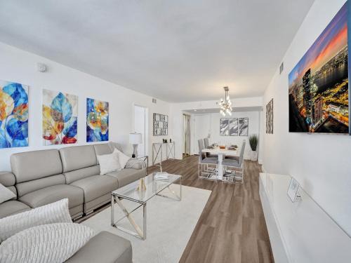Mid Beach Apartment | Awesome Beach Condo with Resort Amenities 1016