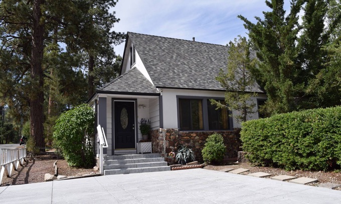 Big Bear Lake Cottage | Awesome Eagle Point Corner Cottage Conveniently Located, Close To Everything!