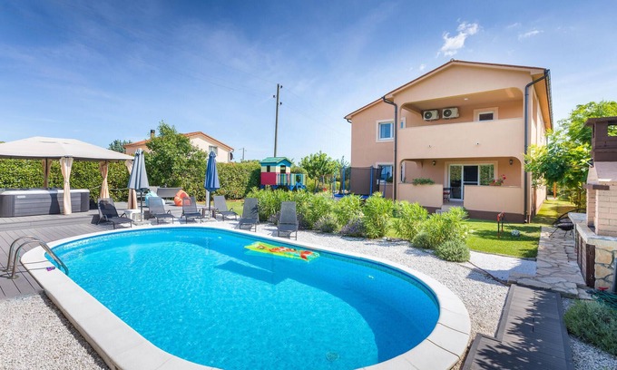 Loborika House | Awesome home in Marcana with jacuzzi