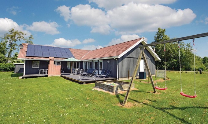 Bøtø By House | Awesome home in Væggerløse with sauna