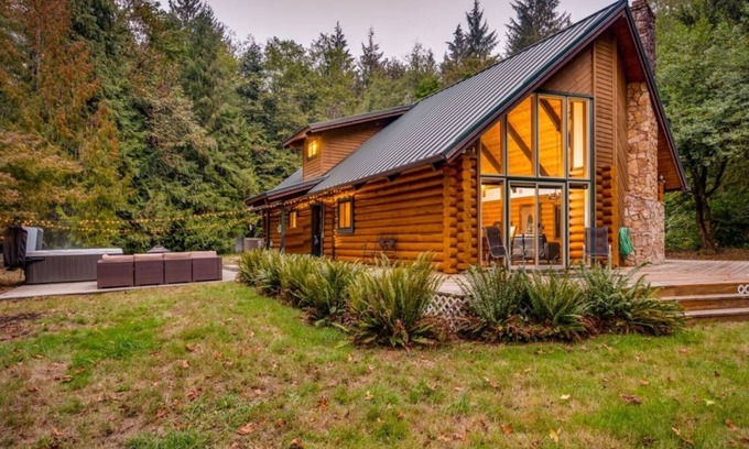 Brightwood House | Awesome Log Home w/Separate Cabin on Two Acres, Pet Friendly, Hot Tub, Patio,15 Miles to Mt. Hood