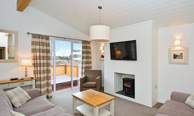 Cheddar Ski Chalet | Axbridge Lodge Premier