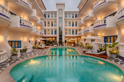 Fatrade Hotel | Azalea by Stone Wood Premier