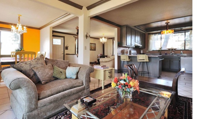 Petaluma House | Azari Vineyards Guest House with Pool!