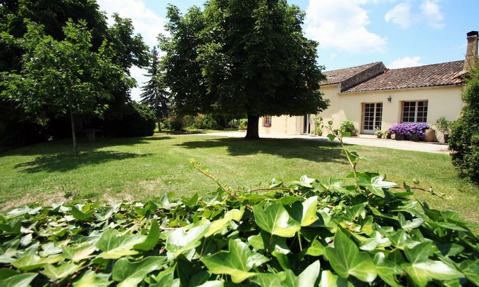 Les Salles-De-Castillon Bed & Breakfast | B&B amid the Bordeaux vineyards - room in a barn conversion full of character