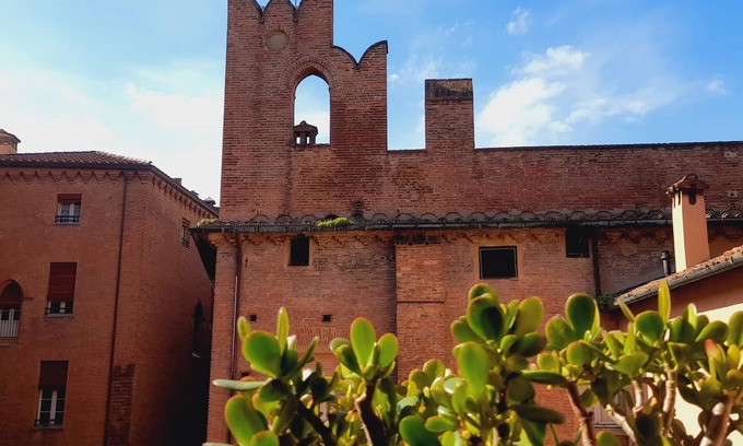 Historic Center Bed & Breakfast | B&B Fuori Dai Coppi Medieval Apartment Under the Two Towers and Piazza Maggiore