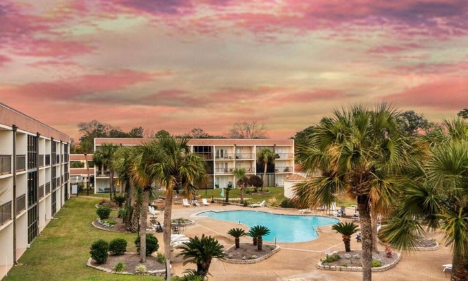 Biloxi Condo | B319 A short walk to the beach