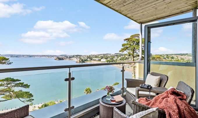 Torquay City Centre Apartment | B6 Masts - Apartment with Sea Views
