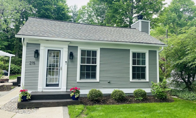 Saugatuck Cottage | Baby Grand, Pet Friendly Cottage in Downtown Saugatuck