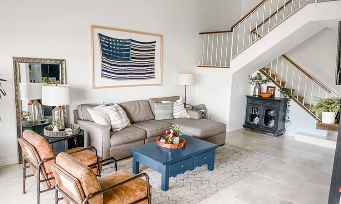 East Bluff House | Back Bay Beauty! Walkable and family friendly. Bike Ride to the beach!