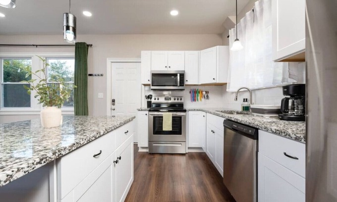 North Chesterfield House | Backyard City Escape w/Flare