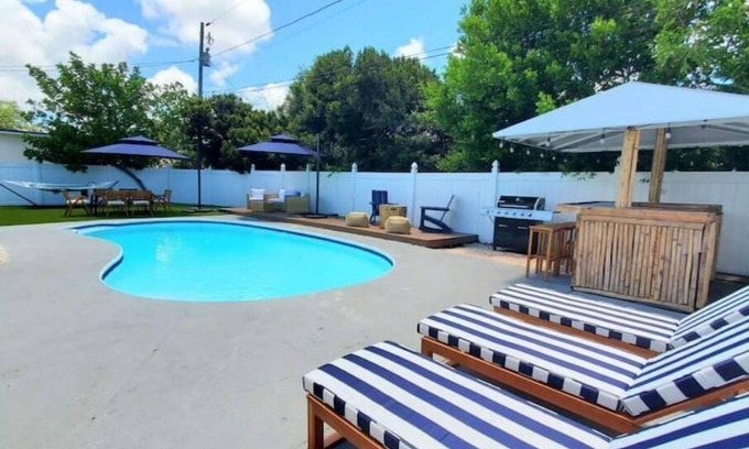 Seminole Villa | Backyard Oasis! Fully remodelled and professionally furnished! 4 min to beach!