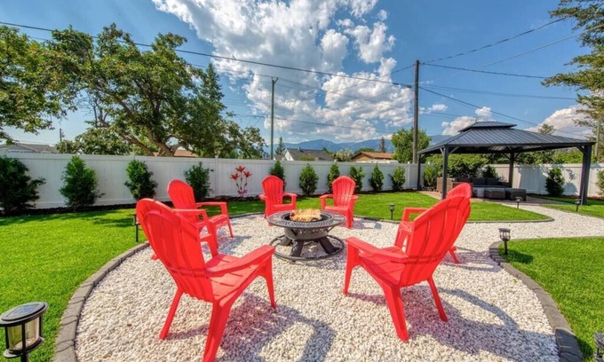 East Kootenay House | Backyard Oasis | Hot Tub, BBQ, Outdoor Bar |
