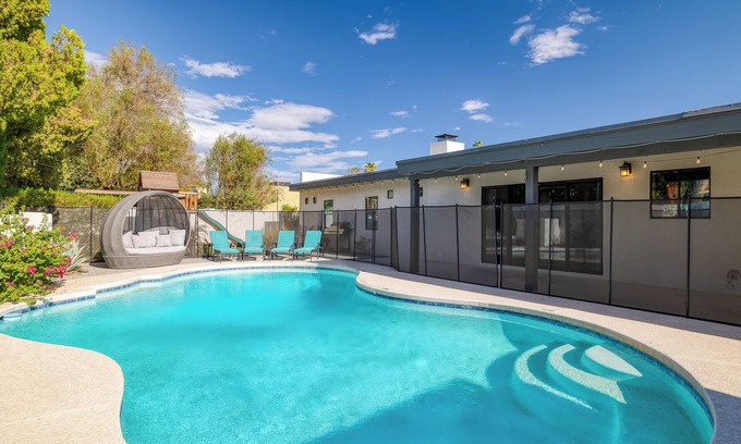 Raskin Estates Villa | Backyard Pool, PuttingGreen, Playground | Modern 5BDR | White Agate by AvantStay
