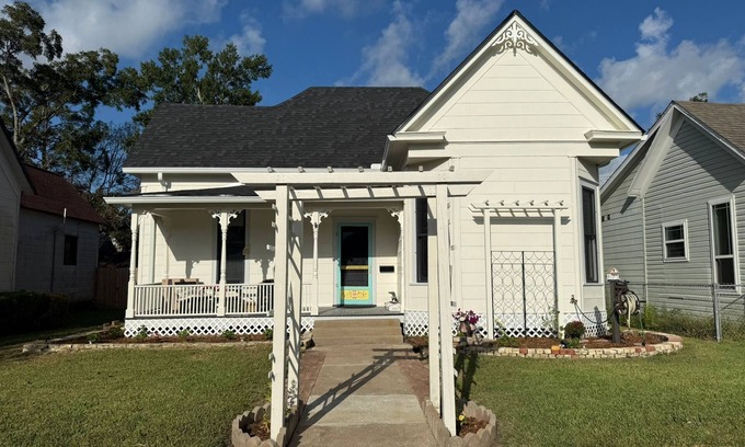 Bay City House | "Badonkadonkey" a historic home in Bay City, Texas