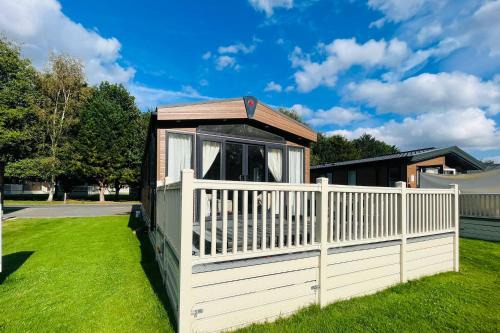 Allerthorpe House | Bakers Lodge with Hot Tub