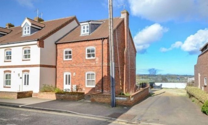 Wells-next-the-Sea Cottage | Bakers Yard - a self catering cottage that sleeps 6 guests in 2 bedrooms