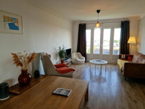 Saint-Pierre Apartment | Balcon sur la rade - Appartement 2 chambres - Pour famille & pros
