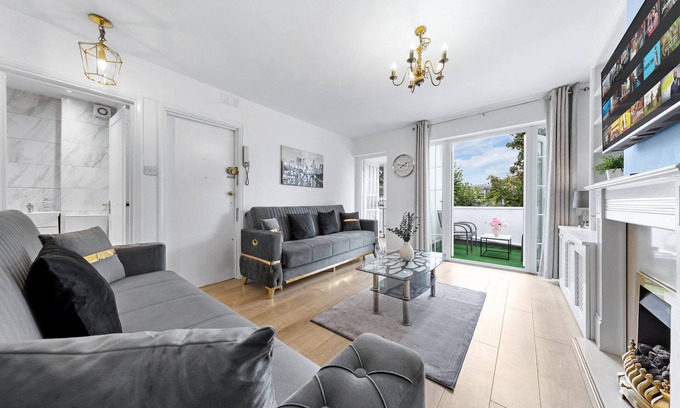Kensington Apartment | Balcony 2BR Luxury Top Floor Escape Kensington