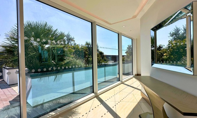 Tower Hill Apartment | Balcony City Views + Rooftop terrace 1GB Wifi perfect for business travel
