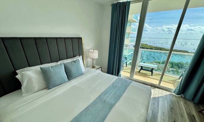 Coconut Grove Condo | Balcony Ocean View ! Pool - WiFi - Gym - Parking