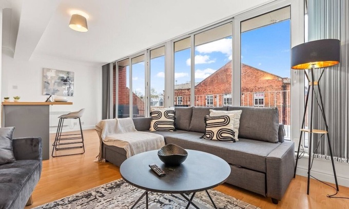 Leeds Apartment | Balcony Views in the City Centre - Parking