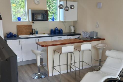 Sheerness House | Bali Hi Cliff Cottage-Sleeps 2-Hot Tub-5MinBeach