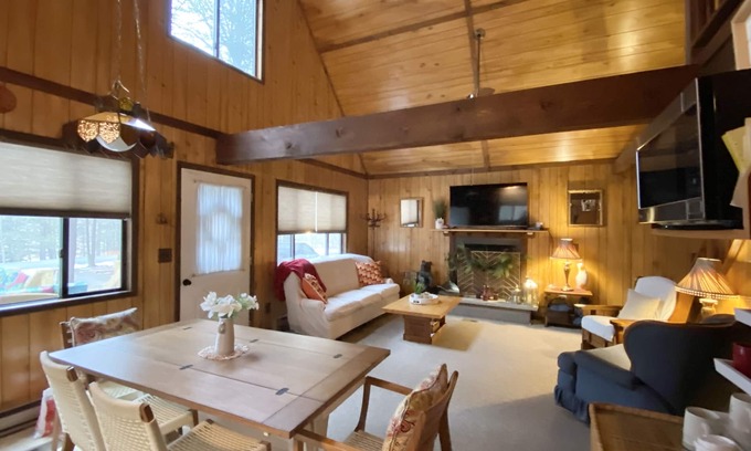 Wallenpaupauk Lake Estates Ski Chalet | Bali's Cottage-Cozy Chalet in WLE-Wallenpaupack Lake Estates-Walk to Pool