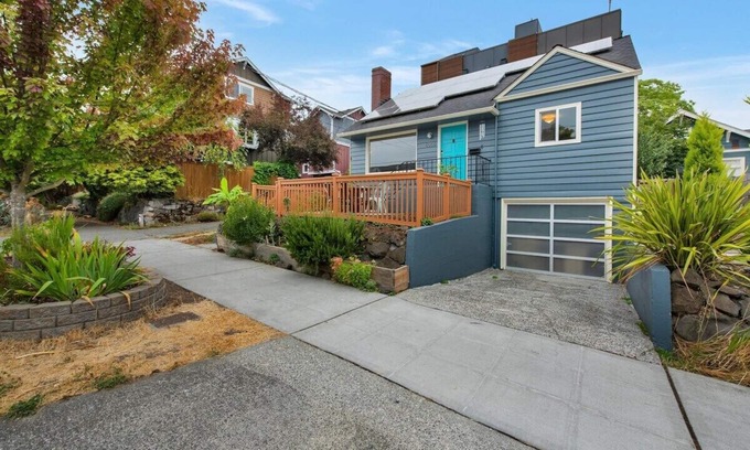 Old Ballard House | Ballard Birdhouse - 93 Walking Score/Garage/AC