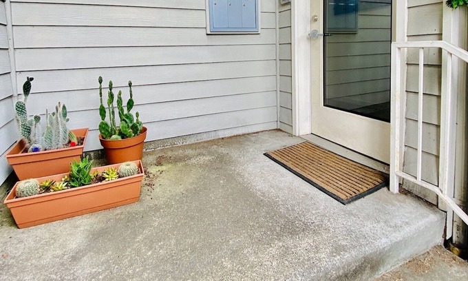 West Woodland Condo | Ballard Condo with in-unit laundry room on 28x bus line