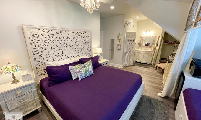 Tuscaloosa Hotel | Bama Bed and Breakfast - Wisteria Suite