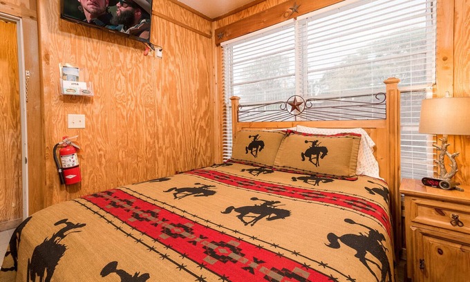Bandera Hotel | Bandera Bunkhouse On Main #4