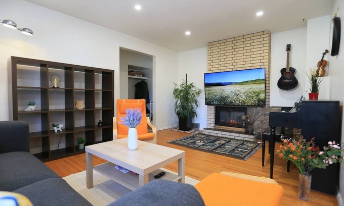 Northwest Calgary House | Banff 70 min| 5 min UofC, DT, Shops, Dining| Patio