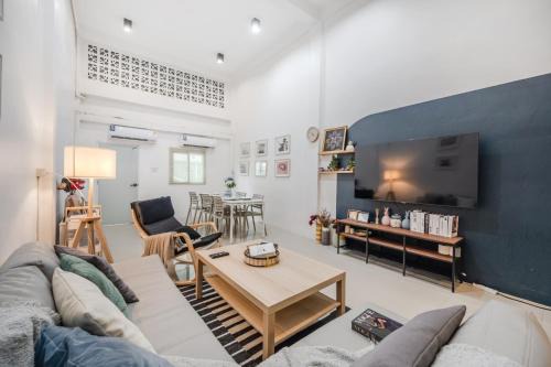 Phra Khanong Villa | Bangkok Group Haven - 6BR Bangchak BTS 12 sleeps RB1