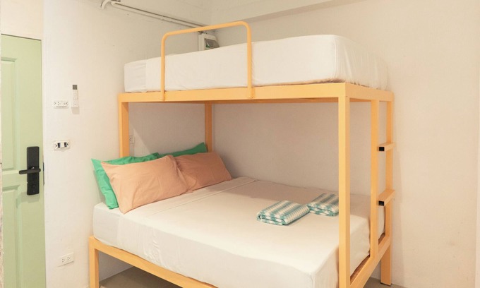 Chana Songkhram Hotel | Bangkok Stay for Friends & Solo, 5-Min Walk to Khaosan Rd., Cool A/C, Free WiFi