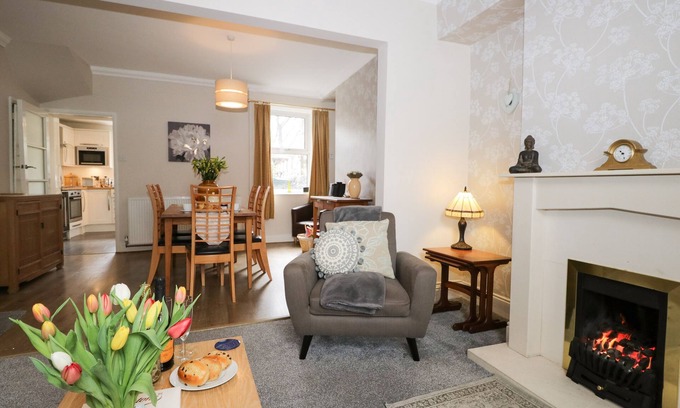 Ingleton Cottage | BANK HOUSE, pet friendly, with a garden in Ingleton