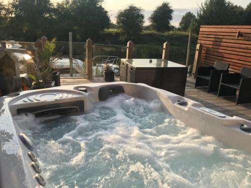Tewkesbury House | banks of the river avon