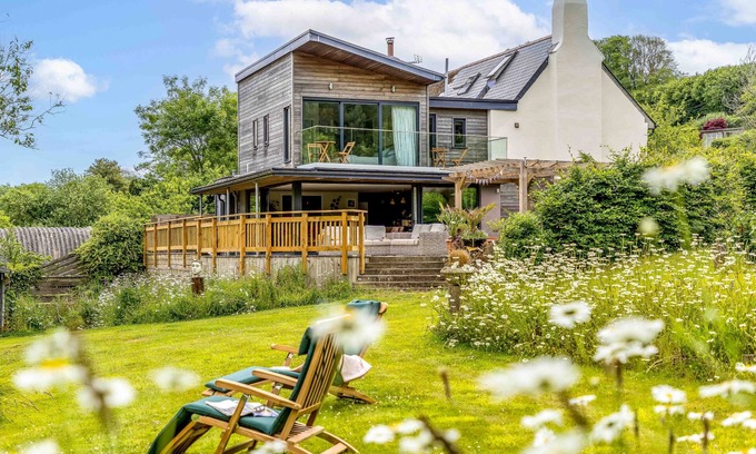 Dittisham Cottage | Barberry Farm Cottage - sleeps 8 guests in 4 bedrooms