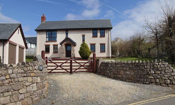 Llangennith House | Barcud Lodge - Four Bedroom House, Sleeps 8