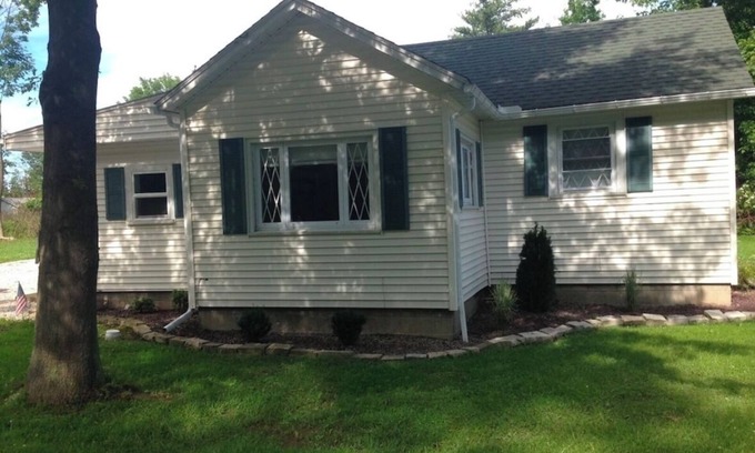 Geneva-on-the-Lake Cottage | Barefoot Bungalow: private 3 bdm cottage with patio