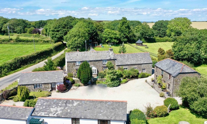 Looe Cottage | Barn Cottage sleeps 2 + baby/small child. A cosy 2 storey traditional Cornish stone character cottag
