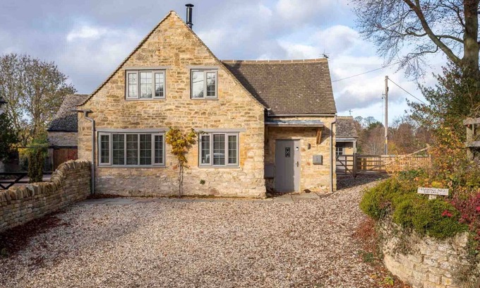 Chipping Campden House | BARN END COTTAGE, pet friendly, with open fire in Chipping Campden