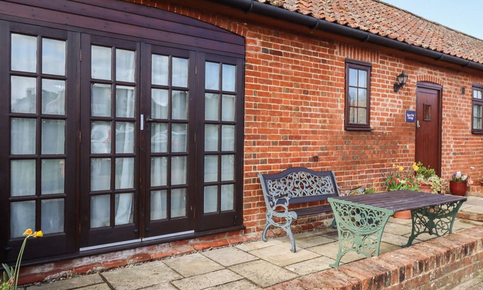 Little Glemham Cottage | BARN OWL COTTAGE, pet friendly, with a garden in Little Glemham