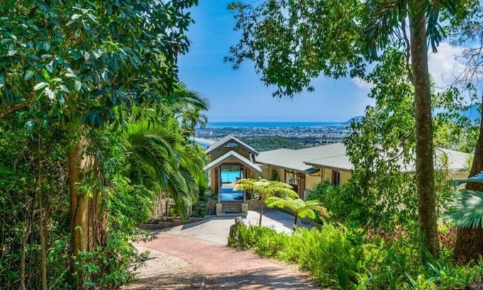 Lamb Range Villa | Barong luxury private estate with expansive views over Cairns barongcairns.comn