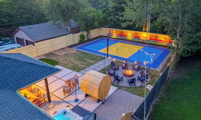Central Oklahoma City House | BasketballPickleball Court-Putt Putt-Hottub-Gameroom-Centrally Located