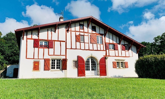 Briscous House | Basque house between land and sea