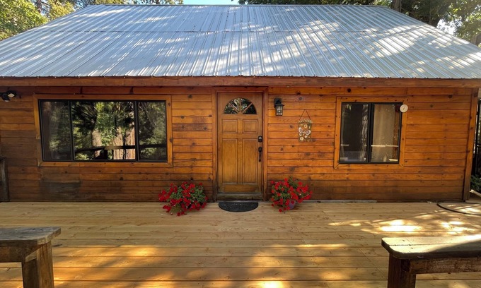 Oakhurst Cabin | Bass lake charming cabin with AC, WiFi