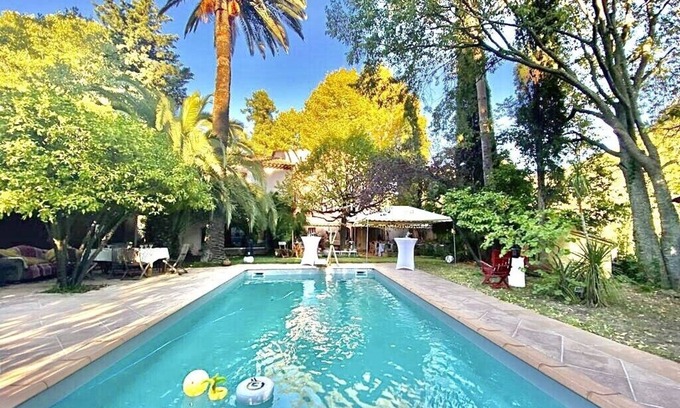 Toulon House | Bastide Provençale in a green setting An oasis not overlooked - all on foot